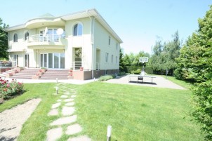 Villa for sale 6 rooms Otopeni area 635 sqm